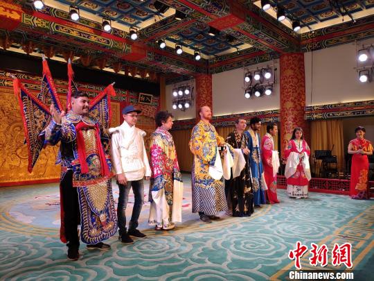 Foreigners fascinated by Beijing Opera